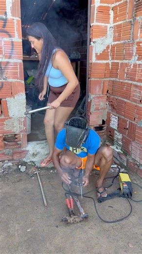 Ela trocou por madeira pra ele soldar