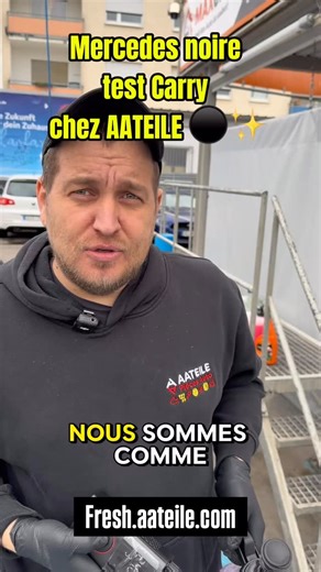⚫️ Test sur Mercedes noire – Comparatif réel Suite à vos demandes, nous avons testé sur un véhicule noir, particulièrement sale. Comparatif effectué : • Shampoing classique de station • Shampoing italien Carry sans contact Même méthode, même rinçage. Résultat : 👉 Le côté station laisse encore des résidus visibles au chiffon. 👉 Le côté Carry est propre, sans trace de saleté. Sans brosse. Sans contact. Sans risque de micro-rayures. Le noir est la couleur la plus exigeante. La différence est clai