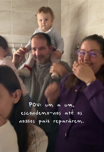 Escondidos na Casa de Banho: Uma Divertida Tradição Familiar