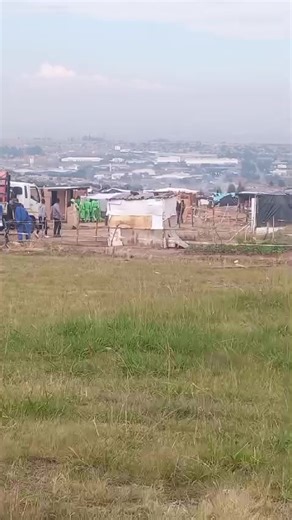 WATCH | More than 1000 Shacks and few Houses Destroyed in 📍Mayibuye and Rabie Ridge Tembisa by Private security company hired by the Johannesburg metro police And Regional Eviction Team It's confirmed this people paid between R600 and R1200 to erect their shacks on a Private owned land. ° Residents admitted they are wrong to have built the shacks, but say they have nowhere else to go government must at least allow them live . #FlyingNews🦅 | FlyingNews Live Update ZA 365/24/7