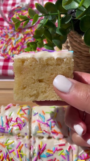 מתכון לעוגת וניל בחושה עם פרוסטינג וסוכריות