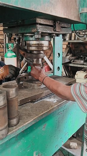 PRESSING PIN INTO EXCAVATOR'S TRACK CHAIN LINK USING HYDRAULIC MACHINE (MANUFACTURING WORKSHOP)