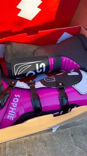 Best new boots day😍😍🩷 For the 2026 season I’m proud to be in collaboration with @calzaturificio_mos !! Lovely handmade durable boots, that also look really cool with a pop of my favourite colours🫶🏻 Thank you!! 🙏🏻 | Sophie Bailey