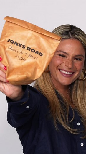 We’re celebrating 4 years of Jones Road with The Bobbi Kit 4.0. The kit is Bobbi’s newest collection of effortless makeup that makes a statement. You can bring the lot anywhere and create a full look. #jonesroadbeauty #effortlessbeauty #makeup