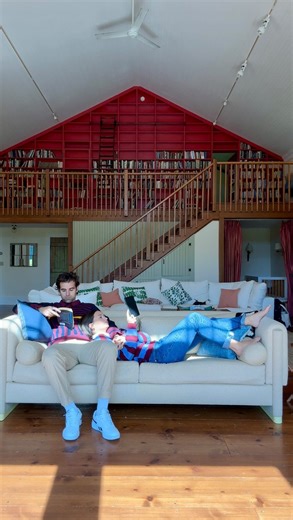 Unplugged and ready to dive into fantasy land! Sometimes you need a getaway to just read. The Vrbo Unpack ‘26 travel trend report says Readaways are the new getaways — perfect for you and all your faerie friends. 📍Pine Plains, New York | Vrbo