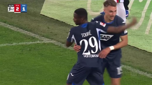¡¡HOMENAJE A UN CRACK BRASILEÑO!! En el día del cumpleaños n°53 de ROBERTO CARLOS, Bazoumana Toure recibió la asistencia de taco de Asllani y le pegó desde un ángulo imposible para marcar el 2-2 del Hoffenheim ante Augsburgo.