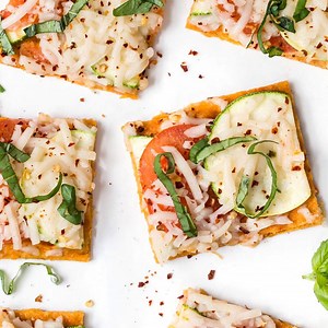 572K views · 894 reactions | ✴️ 홍홀혾홄홋홀: https://www.simplyquinoa.com/summer-tomato-zucchini-quinoa-pizza/ This summery TOMATO ZUCCHINI QUINOA PIZZA is a simple, flavorful, plant-based pizza recipe that makes a wonderful meal or appetizer! | Simply Quinoa | Facebook