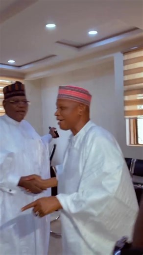 Jagoran talakawa Dr. Sule Lamido CON, a filin jirgin Saman Mallam Aminu Kano suke gaisawa tare da mika ta'aziyyarsa ga Gwamnan Jihar Kano Eng. Abba Kabir Yusuf bisa rasuwar Alhaji Aminu Al-Hassan Dantata. Allah ya jikan Chairman ya kyautata zuwanmu. | Mansur Ahmed