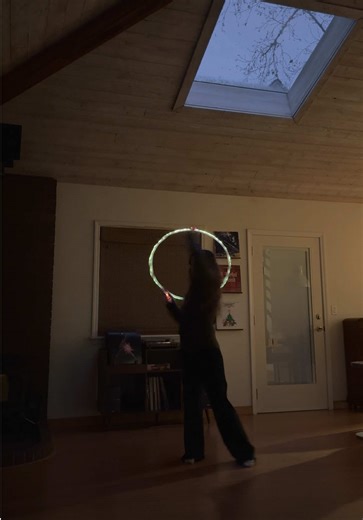 stop drop & flow for @Angela and @Katiekins and using my fancy new hoop!!!! i have wanted this hoop pretty much since i started 11 years ago 🥹 thank you @Astral Hoops for making the most amazing led hoops of all time 🫶🏻 #flow #flowarts #hulahoop #hulahooper #hulahooping