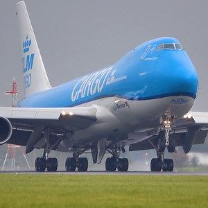 Extremely SMOOTH Touchdown from KLM 747 into Amsterdam Airport Followed by perfect 777 landing. Highlight from our live show! | Airliners Live