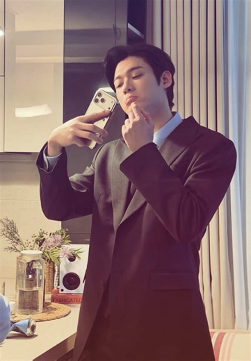 Kim Yoon Sik (김윤식) là nam diễn viên, người mẫu, ca sĩ và vũ công người Hàn Quốc. Anh sinh ngày 18/05/1998 tại Hàn Quốc. Kim Yoon Sik là tên thật, còn Yoon Do Gun (윤도건) là nghệ danh anh sử dụng trong giai đoạn đầu hoạt động nghệ thuật; từ năm 2026, anh chính thức quảng bá với tên thật Kim Yoon Sik. Anh trực thuộc STARDIUM Entertainment, sở hữu chiều cao 187 cm và bắt đầu được khán giả chú ý qua các vai diễn trong Hospital Playlist 2 (2021), Twenty-Five, Twenty-One (2022), I Am a Running Mate (202