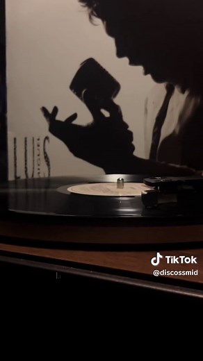 “La puerta se cerró detrás de ti y así detrás de ti se fue mi amor”… La puerta, del álbum Romance de 1991 de Luis Miguel #luismiguel #coleccion #vinilo #romance #musica