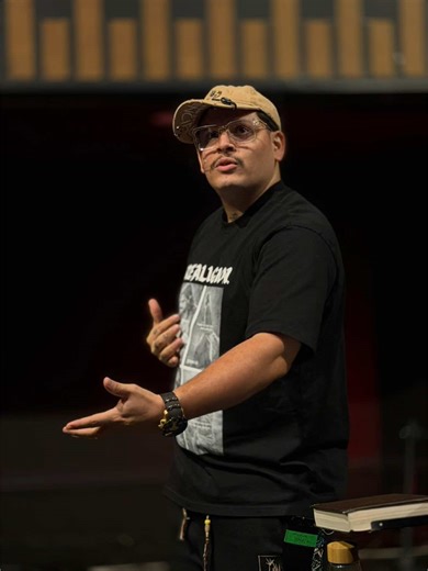 La salvación no se gana con un rito, se recibe por gracia. El bautismo es una expresión pública de la fe, un símbolo de la nueva vida en Cristo, pero no es lo que produce la salvación. Primero viene creer, primero viene la gracia, primero viene el encuentro con Jesús. Las obras muestran la fe, pero la salvación siempre comienza en el corazón. #SalvaciónPorGracia #FeEnJesús #GraciaDeDios #Evangelio #VidaNuevaEnCristo