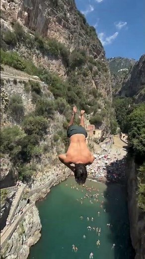 VOLO DA 30 METRI! Il clamoroso tuffo nel Fiordo di Furore di Lucas Oprescu 🌊