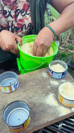 Ise este hermoso comedero para mis cuyes solo con latitas rresicladas 🤗🙏🤭 | María Isabel Vlogs