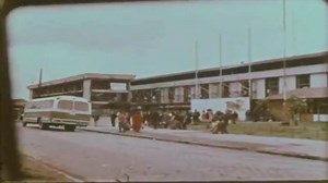 🚆 EFE: el corazón ferroviario de Chile 🇨🇱 La Empresa de los Ferrocarriles del Estado (EFE) fue fundada en 1884, convirtiéndose en la columna vertebral del transporte terrestre de nuestro país durante más de un siglo. Sus trenes unieron ciudades, acercaron comunidades y llevaron progreso a lugares apartados. Durante gran parte del siglo XX, viajar en tren era la forma más común de recorrer Chile: desde el mítico tren Longitudinal Norte hasta el recordado Rápido Santiago–Puerto Montt, símbolo d