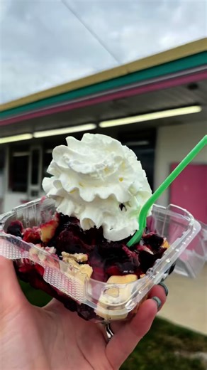 🫐 Wednesday Treat Alert! 🫐 Our homemade mixed berry pie pairs perfectly with creamy vanilla soft serve, topped with raspberry & blueberry sauce and a dollop of whipped cream! 😋 Grab it at both locations for only $6.99! #SweetDeal #dolly #kingkone | King Kone