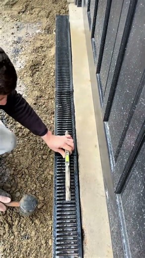 Installing drainage pipes on the surface of the ditch for household sewage disposal #construction