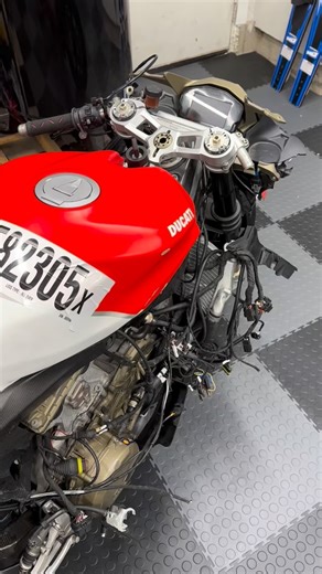 cjmedia on Instagram: "1299 Superleggera Carbon tail, subframe, mudguard, fairings all destroyed and needing replacement. These parts are actually made by Riba composites, the engineering behind the carbon work is fasinating. #ducati #superleggera"