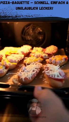 "🥖🍕 Pizza-Baguette – schnell, einfach & unglaublich lecker! 🍕🥖 Knuspriges Baguette trifft auf würzige Tomatensoße, knackiges Gemüse und geschmolzenen Käse. Perfekt für den kleinen Hunger oder als Party-Snack! Zutaten für 4 Portionen 🥖 4 Baguette-Brötchen zum Aufbacken 🍅 100 ml Tomatensoße 🌿 1 TL Pizzakräuter 🫑 1 gelbe Paprika 🥓 3 Mini-Salami 🥩 2 Scheiben gekochter Schinken 🧀 100 g geriebener Mozzarella Zubereitung 1️⃣ Backofen auf 200 Grad Ober- und Unterhitze vorheizen. 🔥 2️⃣ Baguet