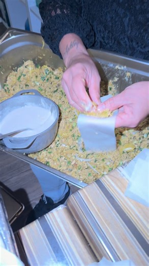 🥟🔥 LES MEILLEURS SAMOUSSAS, FAITS PAR MADAME DUCHEMANN🔥🥟 Regarde la vitesse 😳 elle plie ça comme une machine ! Croustillants, bien garnis, 100% faits maison 🤤 Franchement… y’a pas meilleur ! 📢 Pensez à commander vos samoussas au restaurant ou dans notre nouvelle boutik à Verrières-le-Buisson 🙌 @komalareunion_boutik 👉 Qui en veut là tout de suite ? 😍 #974 #91 #faitmaisoncuisine | Kom à la Réunion