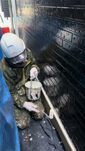 【水切り上塗り作業】 家と家の距離が近い現場では、 刷毛の入れ方ひとつで仕上がりが変わります。水切りは 雨水から外壁を守る重要パーツ。狭い場所でも、基本を守って丁寧に。 #外壁塗装 #水切り #上塗り #職人技 #住宅密集地 #丁寧な仕事 #見えないところも大切
