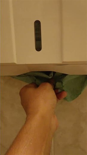 HowTo | How to pull a paper towel without tearing it | C-Fold paper towel dispenser #papertowel