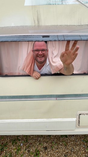 When the caravan is rocking’ don’t come a knockin’ 🤣 | Jessica smithy