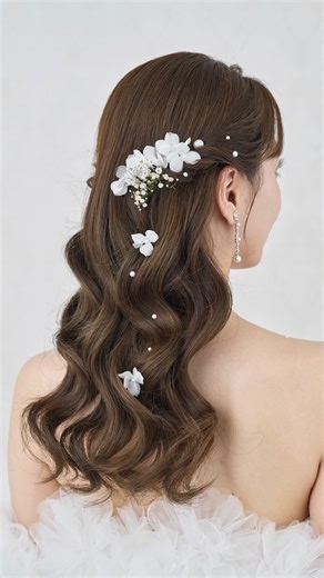 ブライダルアクセサリー｜アンナンウェディング on Instagram: "💎New Items 🌸今大注目のアイテム花嫁必見🌸 "Fluffy petal motif" 大人気ふわふわ花びらモチーフ 披露宴用のアクセ新作3コーデをご紹介 身に着けるだけで一気に旬顔花嫁に‼ Style1.フラワー イヤリング💕 大人気のトレンドフラワー 360度可愛い旬顔の花嫁に ME307 Style2.フラワーアレンジピン 白花びら＋カスミ草で魅力的なダウンヘアに パールを足して華やかさアップ！🥰 MA295 AA05 Style3.フラワー×べール✨ ベールの上にまとめて着けて 大きめフラワーで後ろ姿まで抜かりなく‼ MA279 ME280 後で見返せるように保存をお忘れなく いいねやコメントで応援も宜しくね😍🫶🏻 …………………………………… ANNAN WEDDING ブライダルアクセサリー販売専門店 おしゃれと上質を求める花嫁の味方 ♡ ウェディングアイテムまとめて揃う！ ✦首都圏最大の実店舗 ✦店舗にて試着・相談無料 ✦海外挙式小物相談受付中 ✦一式購入の方は予約がおすす