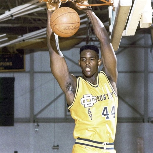 Chris Webber leaping clean OVER a defender in high school (they called a charge) 🙄