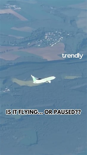 Plane Appears Frozen Mid-Air—Strange Illusion Caught