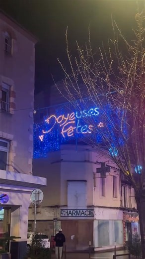 Ville d'Agen on Instagram: "✨ Sous les illuminations d’Agen, on marche un peu plus lentement… juste pour profiter 💝 Programme complet des animations de Noël sur www.agen.fr #noëlagen #Agen #coeurdeville #fetesenville #noëlenfamille #marchedenoel #agenmaville CC : @agencommerces"