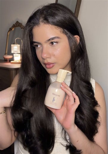 The key to a good style is all in the prep ✨ I’ve been using the new @Kérastase Gloss Absolu Frizz Glaze Crème to smooth, protect, and control frizz before styling. #KerastasePartner