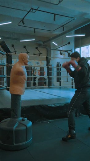 Jetmir Prenga | Boxing & Motivation on Instagram: "My Favorite Boxing Combo ⬇️ Champs, the shield + roll is the secret here because not only it protects you in the way in but it hides that rear hand before throwing it. Combo Breakdown: • Shield - rotate your torso inside and use that rear hand to block the line while you move in • Quick Shoulder Roll - tuck the chin and roll the shoulder so the punch you’re about to throw is masked from view and it protects you from a potential punch • Cross - n