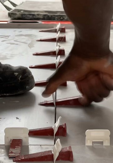 T-Lock Clips got you rocking your body like the install’s on autopilot 🛠️👷🏼‍♂️ #spacers #tilingtools #tileinstallation #crosses #tiler #flooring