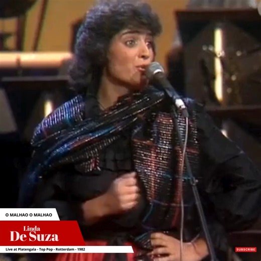 🇫🇷 1982. Linda de Suza interprète son incontournable "O malhão malhão" devant plus de 16000 personnes lors du gala musical Platengala de Rotterdam (Pays-Bas), diffusé à la télévision grâce à la chaine Avro. Ce chant populaire est accompagné d'une danse folklorique Portugaise qui rappelle la danse chantée de la cour française du 11ème siècle appelée la cossante (ou cosaute). Cette reprise par Linda en a fait un tube incontournable de son répertoire. 🇵🇹 1982. Linda de Suza interpretou o seu cl