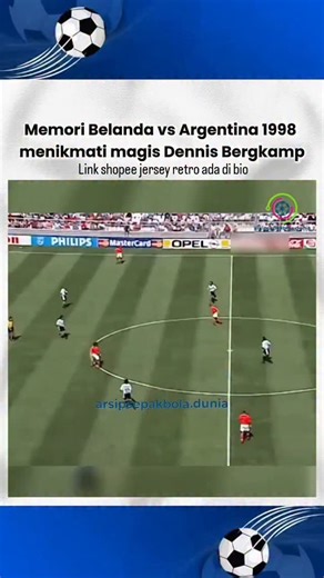 Kenangan Sepakbola masa lalu on Instagram: "🇦🇷⚔️🇳🇱 Perempat Final World Cup 1998 — duel klasik yang ditentukan satu sentuhan magis. 4 Juli 1998, Stade Vélodrome, Marseille. Argentina vs Belanda berakhir 2–1 untuk Oranje di laga super ketat. ⚽ Menit 12 — Patrick Kluivert buka skor ⚽ Menit 17 — Claudio López langsung samakan kedudukan 🔴 Menit 75 — Ariel Ortega dikartu merah usai insiden dengan Van der Sar ✨ Menit 89 — that moment… Dennis Bergkamp. Kontrol bola dari umpan panjang Frank de Boer
