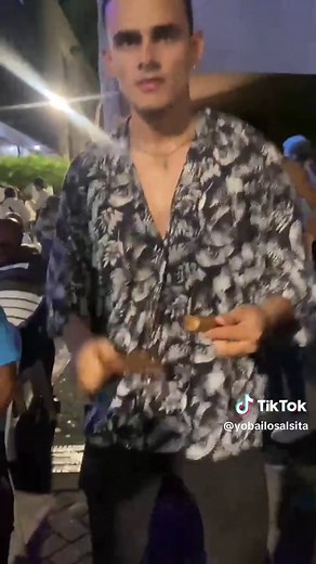 Bailando Salsa en la Calle - La Calle del Sabor Cali