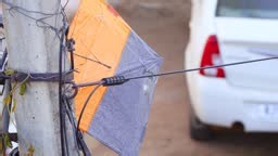 Cerf-volant de combat en papier fait à la main collé sur un poteau...