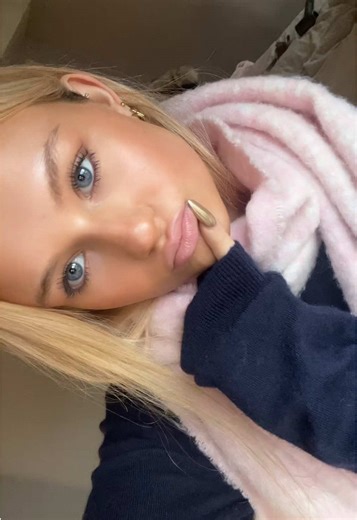 God knows what hair I’m tucking behind my ear😹