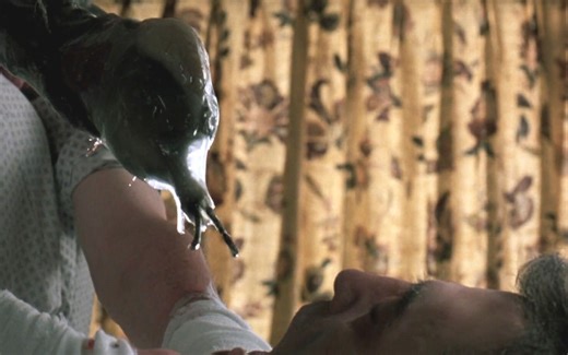 外星人发现自己能附在人身上，觉得做人特有意思，开始在地球乱来《隐藏杀手》