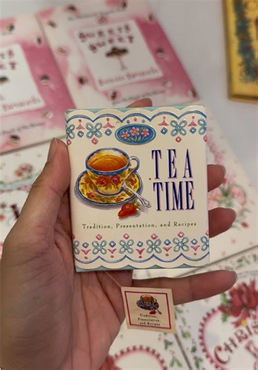 ✨ TEA TIME – phiên bản mini dễ thương đến tan chảy! ✨ Một cuốn sách nhỏ xíu chỉ bằng lòng bàn tay, nhưng lại khiến bạn bất ngờ vì độ chỉn chu và tinh tế. Bìa sách được cắt gọt thành đường viền uốn lượn, hoạ tiết in dập nổi đẹp như một hộp trà vintage. Đặc biệt nhất là chiếc dây bookmark mô phỏng sợi chỉ của túi trà, khiến cuốn sách trông như một “tea bag” tí hon — sáng tạo và đáng yêu hết mức! Dù nhỏ bé, TEA TIME lại chứa đựng cả một thế giới trà phong phú: 🍃 Các loại trà và hương vị đặc trưng 