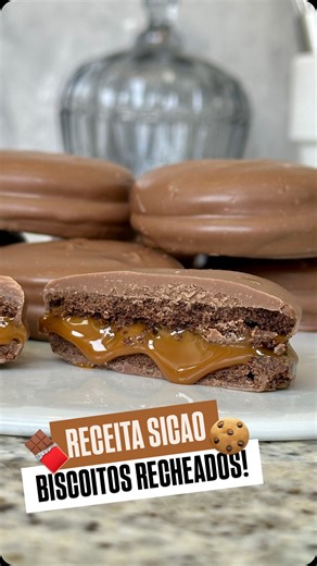Receita biscoitos de Chocolate Recheados com @rodney_caco e @sicaochocolate! 🍪🍫 Rendimento: 15 biscoitos de 5 cm Validade: 5 dias em temperatura ambiente / 9 dias refrigerada / 60 dias congelada 🍪 Ingredientes para o biscoito: 100 g de manteiga em temperatura ambiente 100 g de açúcar refinado 1 gema de ovo 3 g de essência de baunilha 150 gramas de farinha de trigo 45 g de Chocolate em pó Sicao 50% 150 g de doce de leite (para rechear) 400 g de Cobertura Fracionada sabor Chocolate ao Leite Sic