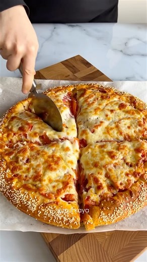 Öznur Kaya on Instagram: "Simit Pizza 🍕 Malzemeler: Su bardağı ölçüm 200 ml 450 g un (3 su bardağı silme + 5 yemek kaşığı) 40 g un ( 2 dolu yemek kaşığı ) 10 g kuru maya 300 ml ılık su (1.5 su bardağı) 10 g toz şeker (1 silme yemek kaşığı) 10 g tuz (1 tatlı kaşığı) 20 ml zeytin yağı (2 yemek kaşığı) 1 yumurta Domates sosu için 1 tane domates (rendele) 1 tatlı kaşığı salça 1 tatlı kaşığı ketçap 1 yemek kaşığı zeytin yağı Kekik Tuz Üzeri için ; Sucuk Domates Kaşar peyniri (Üzerine en sevdiğiniz m