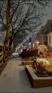 Non serve essere a Manhattan per restare a bocca aperta: la vera anima della Grande Mela si nasconde proprio qui, tra le vie del Queens e dei quartieri che conservano ancora il fascino di una volta. #NewYork #NYClowder #NewYorkSnow #QueensNYC #InvernoANewYork #MagicNYC #TravelVibes #NYCStreets #fblifestyletyle #itinerarinewyork #lamianewyork @jubiana | La mia New York