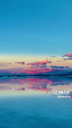 ウユニ塩湖の幻想的な夕焼け