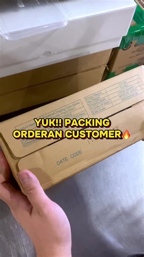 YUK PACKING ORDERAN CUSTOMER DULU📦📦 1x KOBARAN BIRU BOOSTER BOX 1x EVOLUSI MEGA BOOSTER BOX 2x SET KOLEKTOR KILAT RASI SEMOGA DAPAT INCARAN BUAT KOLEKSINYA YA 🙏🏻🙏🏻 #CollectorCenter #collectorcentertcg #PokemonTCG #pokemontcgindonesia #fyp