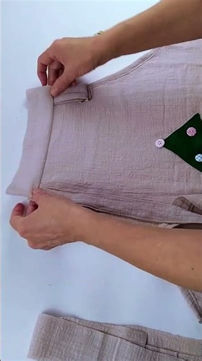 How to sew and craft a festive kitchen apron at home. #diy #versatilesewin #handmade