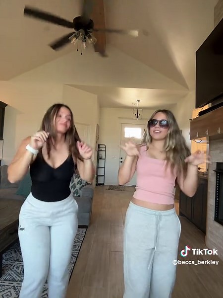 New dance for you guys with my mini #fy #fyp #dance #motherdaughter #trending #duo