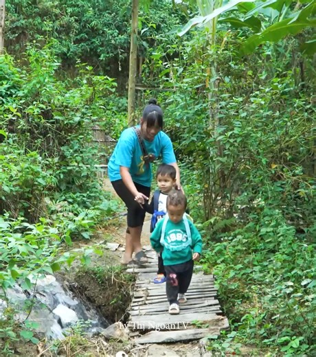118K views · 2.6K reactions | #509 making green banh chung to sell at the market, gardening and teaching two sons | Akiyah8 | Facebook